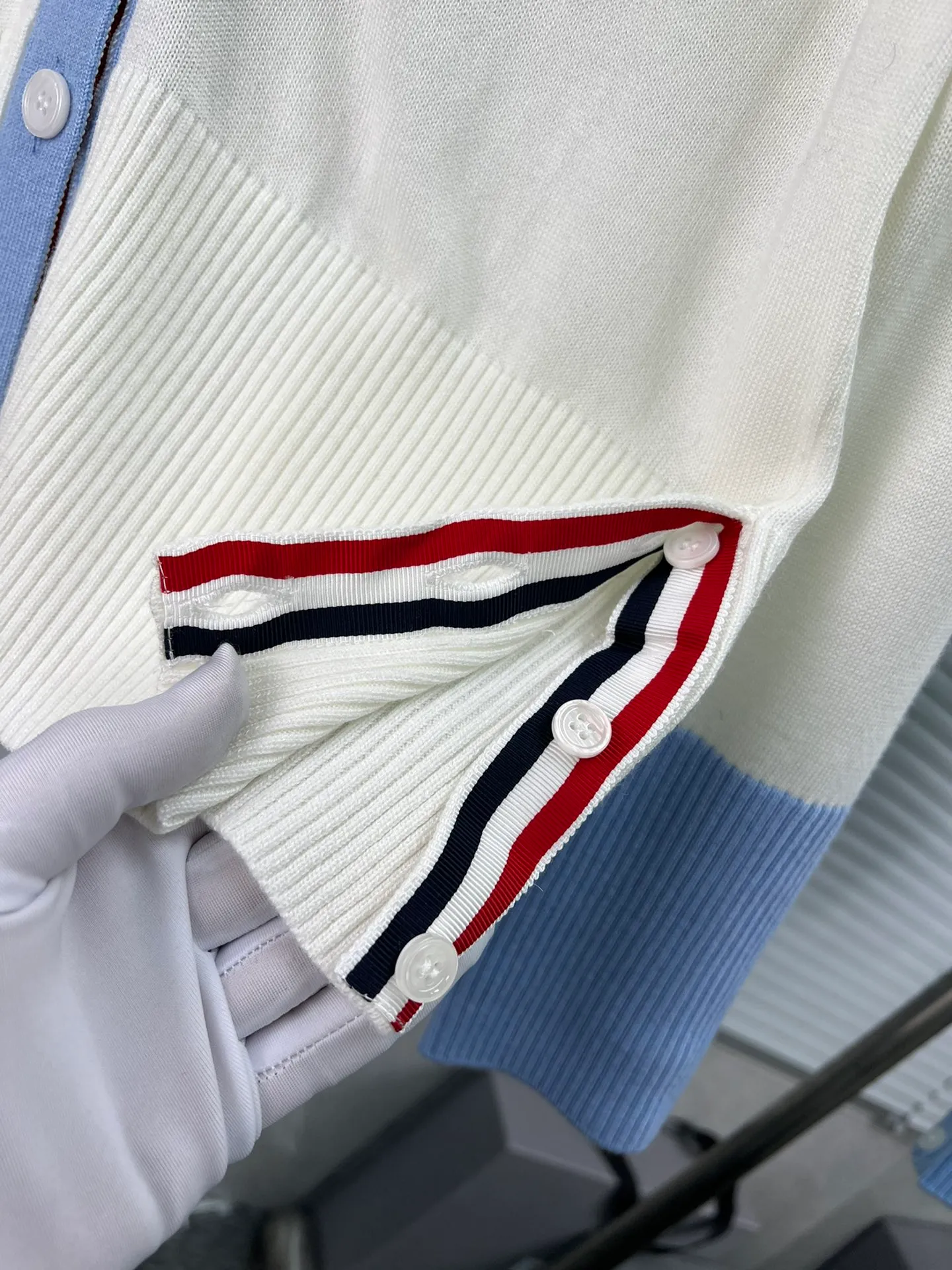 THOM BROWNE🇳🇱New Arrival V ， ；Classic ， ； ， ； ， Quality ； ， - ** ：** V - ** ：** - ** : **Light Blue White - **Sizes: **0.1.2.（S.M.L）